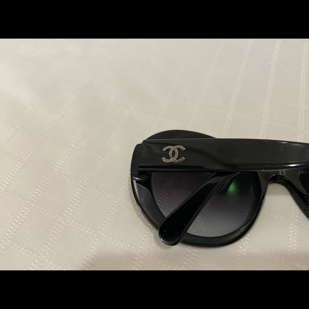 🖤$450. Chanel Classic Round Blk W/ silver CC logo - Picture 16 of 17